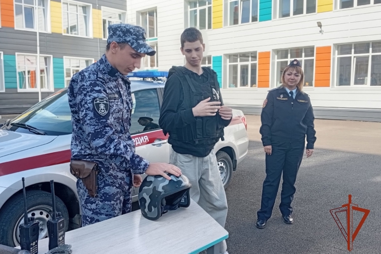 Росгвардейцы проводят уроки безопасности для подрастающего поколения Томской области и знакомят с профессией защитника Родины