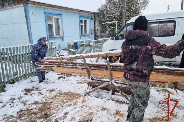 Росгвардейцы в Томской области помогли подготовиться к предстоящим холодам семье погибшего коллеги