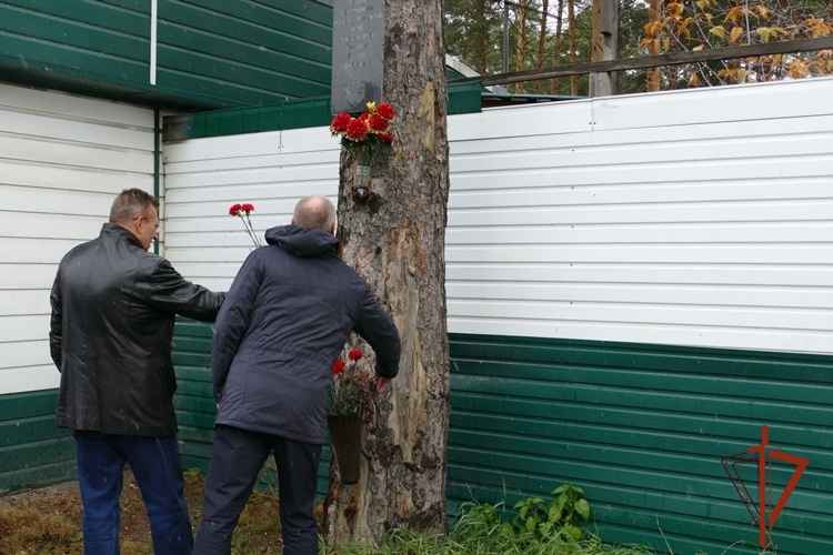 Сотрудники Росгвардии в Томске почтили память коллеги, погибшего при отражении разбойного нападения в 2006 году