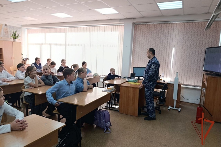В томской гимназии Росгвардия провела урок безопасности и профориентационную встречу