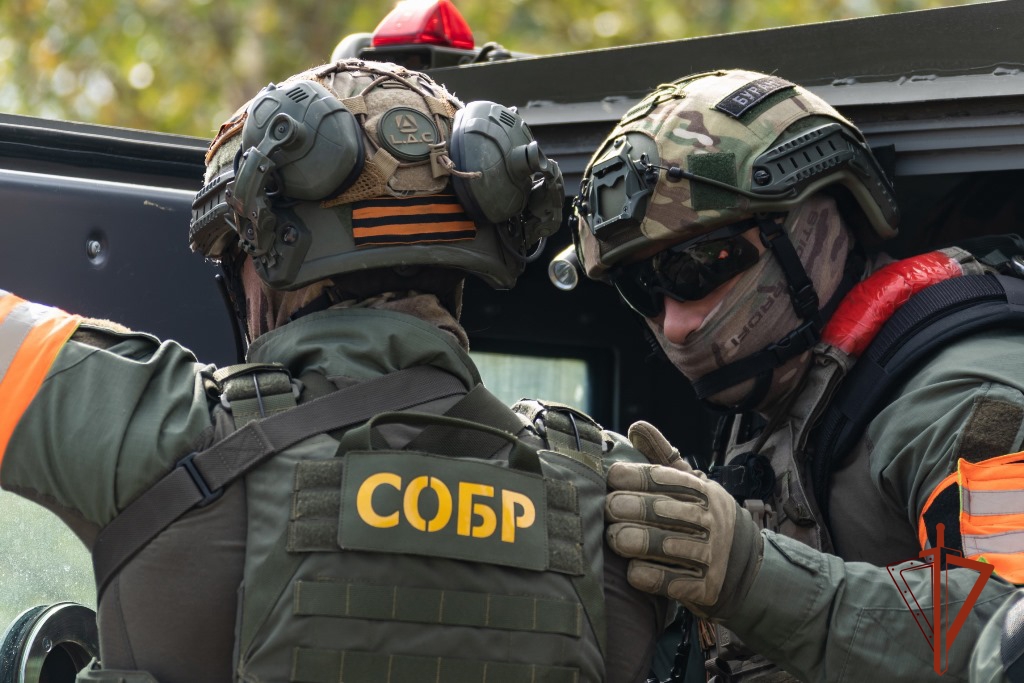 В Томской области при силовой поддержке СОБР «Корд» Росгвардии задержаны подозреваемые в совершении грабежа в отношении несовершеннолетнего