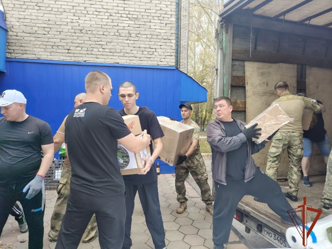 Росгвардейцы из Томской области приняли участие в отправке гуманитарной помощи в зону СВО (видео)