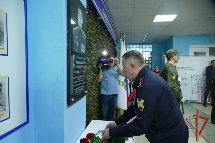 Начальник Управления Росгвардии по Томской области принял участие в открытии мемориальной доски Герою России Айдару Карабашеву