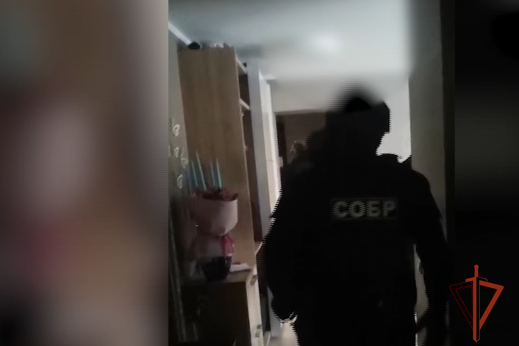 При силовой поддержке СОБР «Корд» Росгвардии в Томске задержаны подозреваемые в мошенничестве в особо крупном размере (видео)