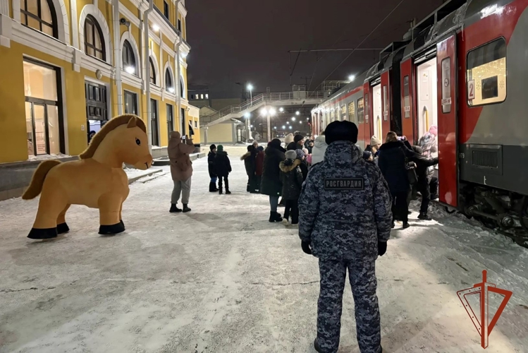 Росгвардейцы обеспечили безопасное курсирование новогоднего электропоезда в Томске