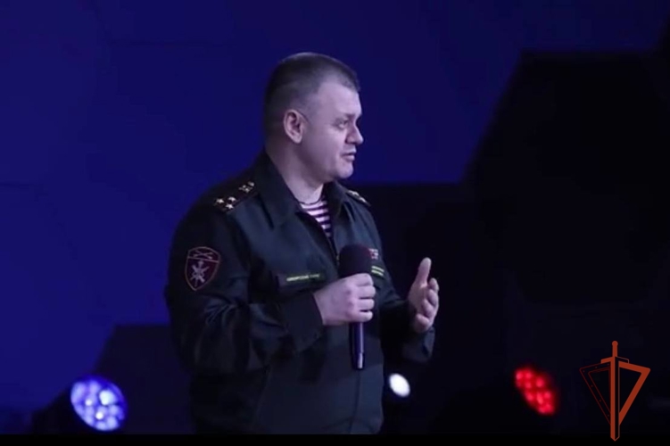 Офицер Росгвардии в Томской области стал почетным гостем новогоднего бала кадет (видео)