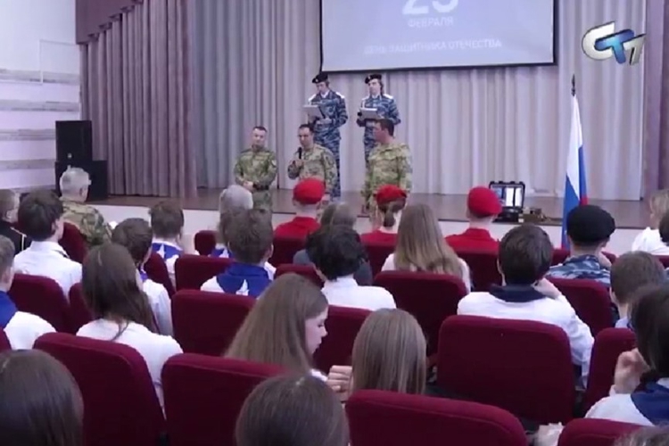 В год 10-летия образования Росгвардии военнослужащие роты РХБ защиты северского соединения Росгвардии провели урок мужества для учащихся Северской гимназии