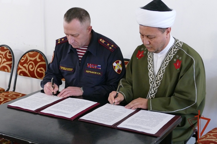 Начальник Управления Росгвардии по Томской области и муфтий Духовного Управления мусульман Томска и Томской области подписали Соглашение о сотрудничестве (видео)