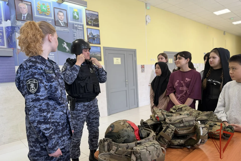 Урок мужества ко Дню защитника Отечества и 10-летию Росгвардии объединил более 50 школьников в Томске