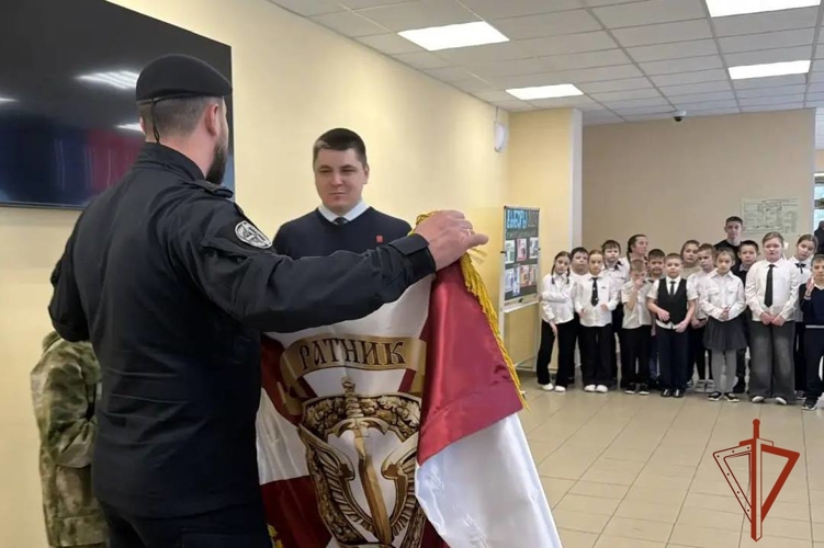 Знамя ОМОН «Ратник» Росгвардии передано школе города Томска (видео)