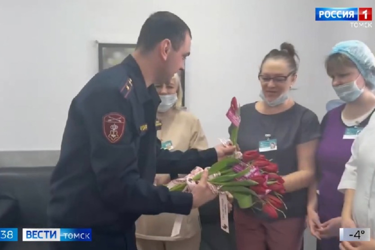 Офицеры Росгвардии подарили праздник пациенткам и врачам онкологического диспансера в Томске