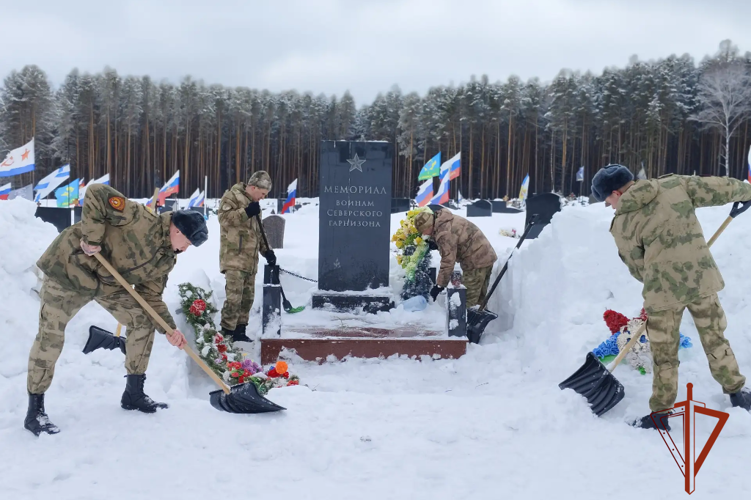 В преддверии юбилея Росгвардии военнослужащие и ветераны в Томской области  провели акцию «На страже памяти»