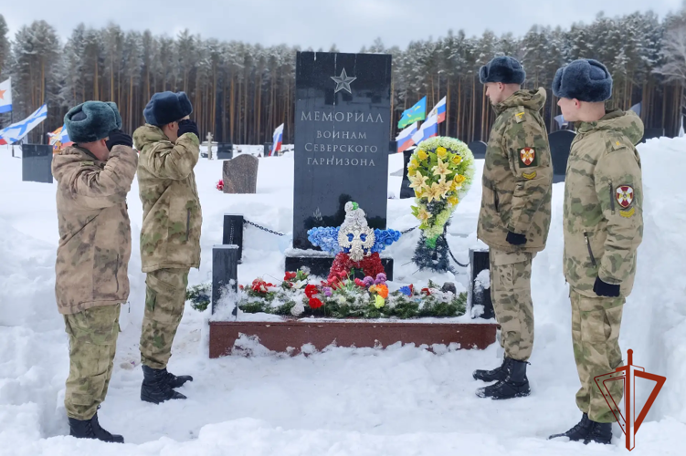 В преддверии юбилея Росгвардии военнослужащие и ветераны в Томской области  провели акцию «На страже памяти»