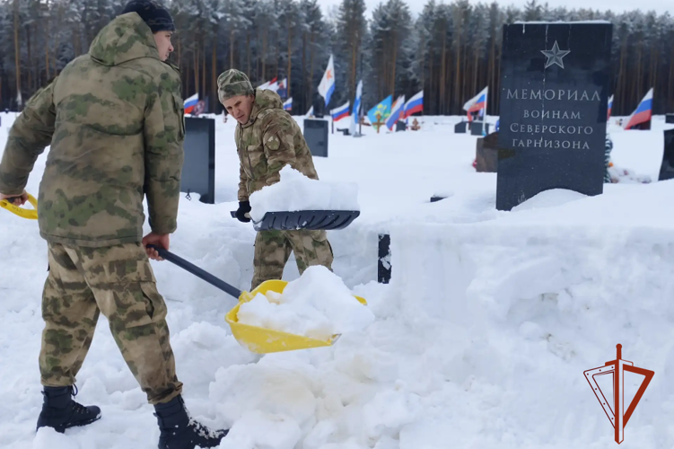В преддверии юбилея Росгвардии военнослужащие и ветераны в Томской области  провели акцию «На страже памяти»