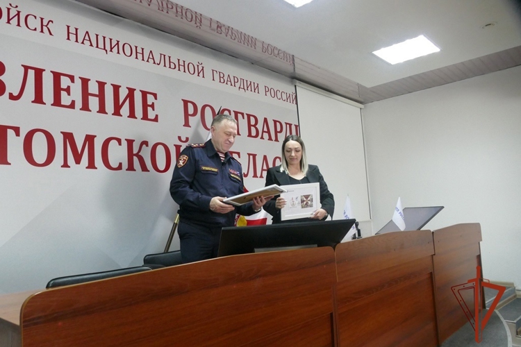 В Управлении Росгвардии по Томской области состоялось торжественное гашение почтового блока, посвященного юбилею ведомства (видео)