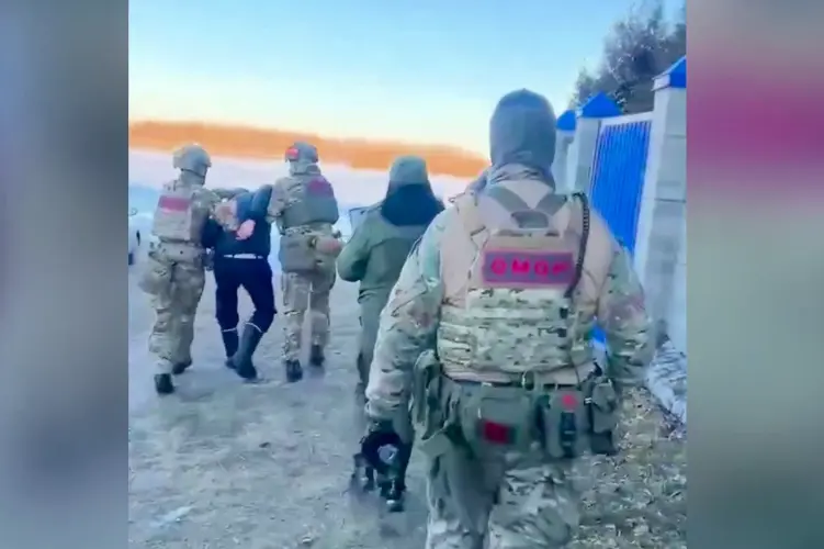 В Томске при силовой поддержке ОМОН Росгвардии задержаны подозреваемые в хищении бюджетных средств (видео)