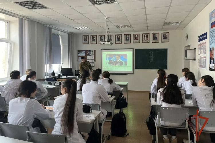 Росгвардейцы из Томской области провели урок мужества для студентов, посвященный Дню образования воинских частей по охране ВГО