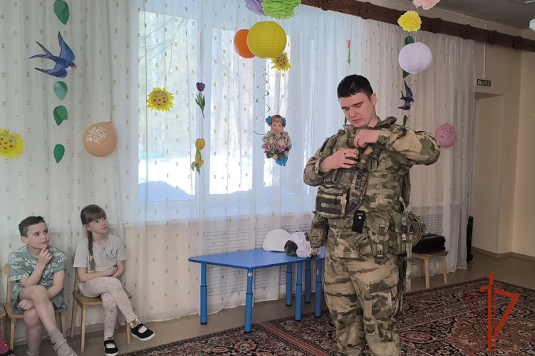 Росгвардейцы познакомили дошкольников Томской области с историей ведомства