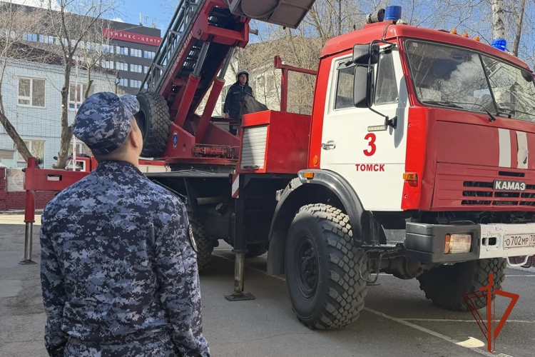 Росгвардия и МЧС провели совместные пожарно-тактические учения в Томске (видео)