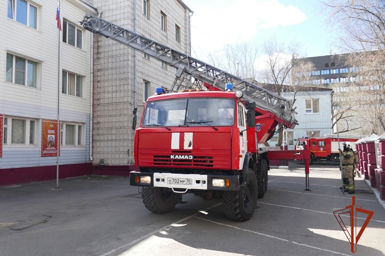 Росгвардия и МЧС провели совместные пожарно-тактические учения в Томске (видео)