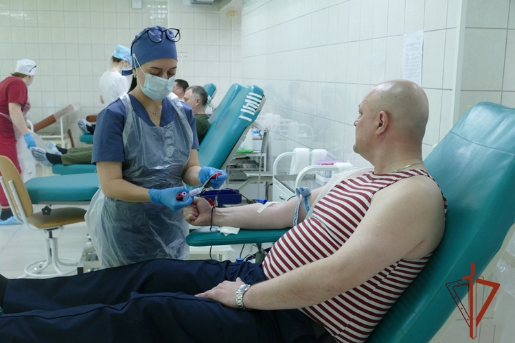 В канун Дня Победы сотрудники Росгвардии сдали кровь для нуждающихся пациентов Томской области (видео)