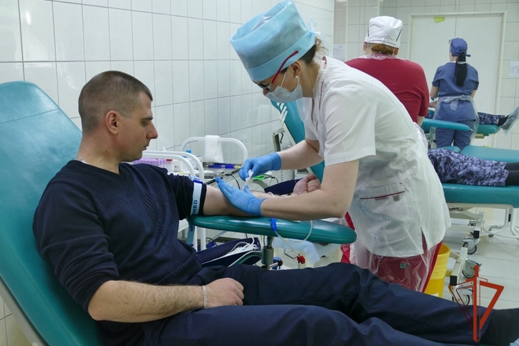 В канун Дня Победы сотрудники Росгвардии сдали кровь для нуждающихся пациентов Томской области (видео)