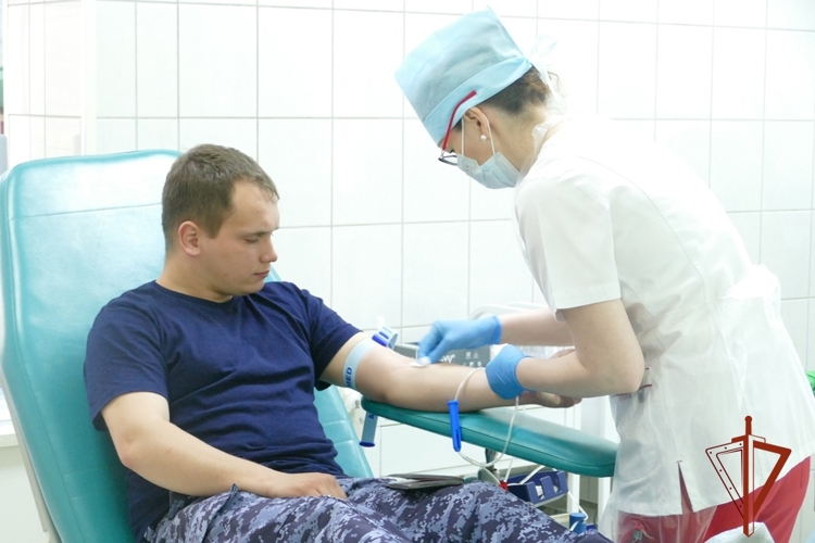 В канун Дня Победы сотрудники Росгвардии сдали кровь для нуждающихся пациентов Томской области (видео)