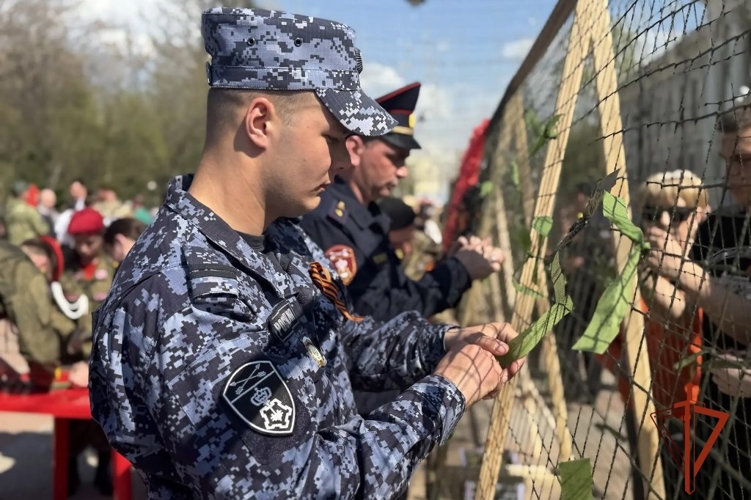 Сотрудники Росгвардии в Томске присоединились к патриотической акции «Узор Победы» (видео)