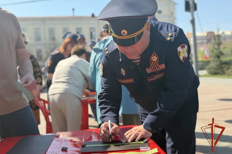 Сотрудники Росгвардии в Томске присоединились к патриотической акции «Узор Победы» (видео)
