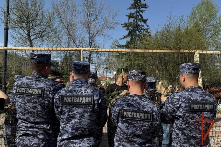 Сотрудники Росгвардии в Томске присоединились к патриотической акции «Узор Победы» (видео)