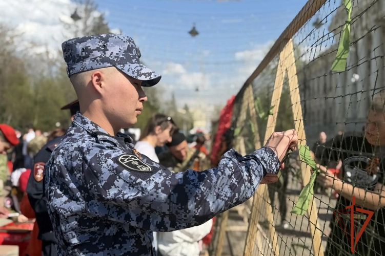 Сотрудники Росгвардии в Томске присоединились к патриотической акции «Узор Победы» (видео)