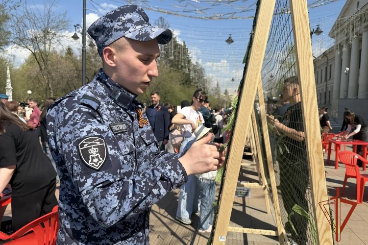 Сотрудники Росгвардии в Томске присоединились к патриотической акции «Узор Победы» (видео)