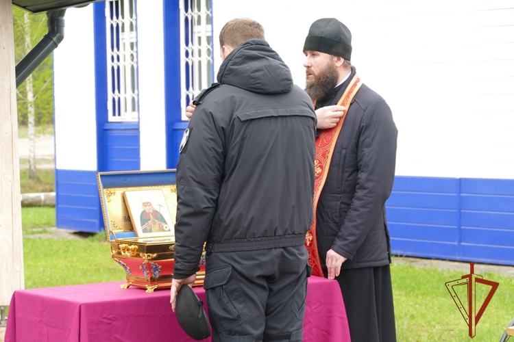 В ОМОН «Ратник» Росгвардии в Томске доставлена десница святителя Макария (Невского)