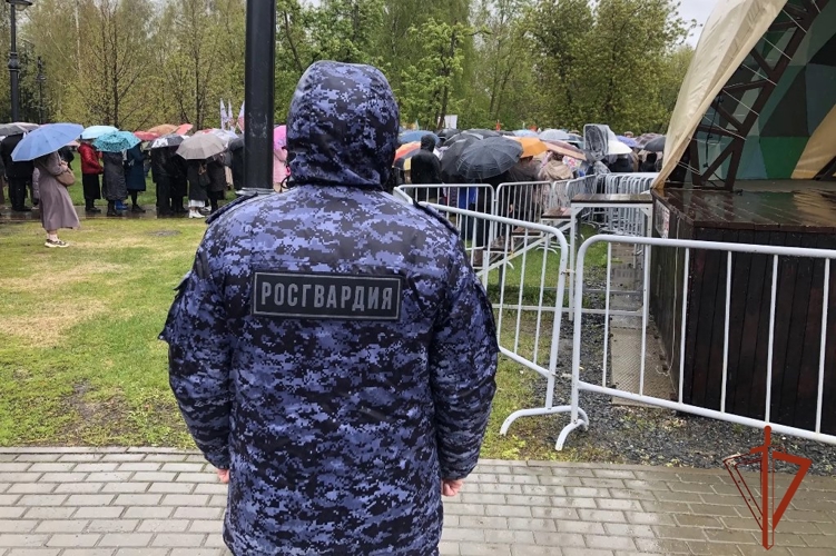 В Томске росгвардейцы обеспечили безопасность участников крестного хода в День славянской письменности и культуры