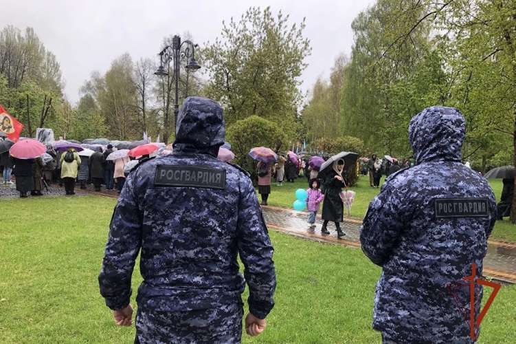 В Томске росгвардейцы обеспечили безопасность участников крестного хода в День славянской письменности и культуры
