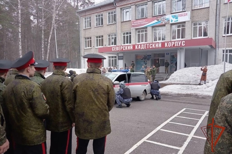 В Томской области сотрудники и военнослужащие Росгвардии провели серию патриотических мероприятий для подрастающего поколения