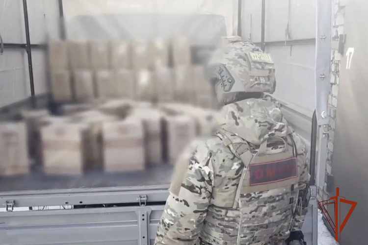 При силовой поддержке ОМОН Росгвардии в Томске пресечена нелегальная торговля алкоголем и табаком