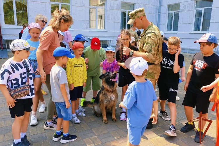 Показательное выступление кинологов Росгвардии состоялось для детей в пришкольном лагере Томской области