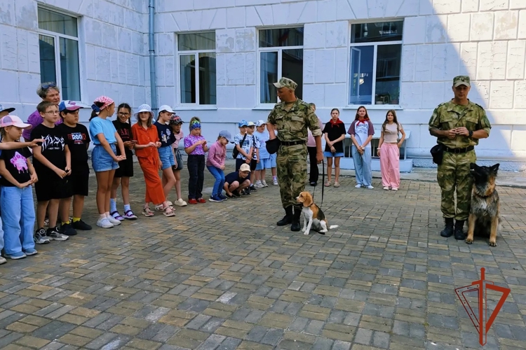 Показательное выступление кинологов Росгвардии состоялось для детей в пришкольном лагере Томской области