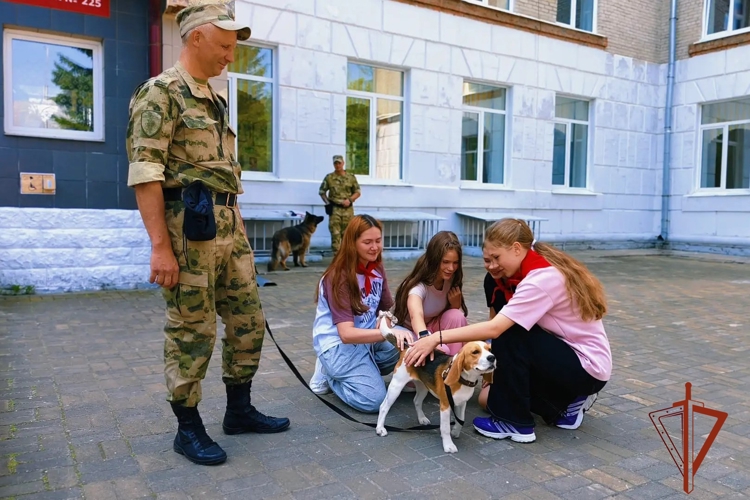 Показательное выступление кинологов Росгвардии состоялось для детей в пришкольном лагере Томской области