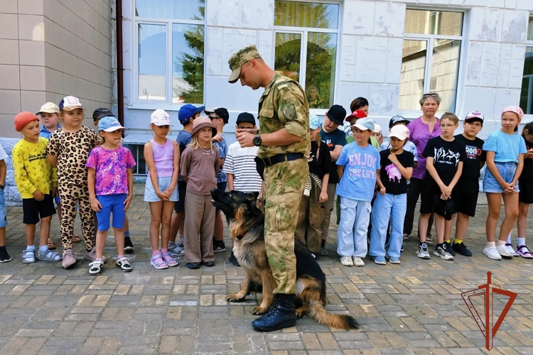 Показательное выступление кинологов Росгвардии состоялось для детей в пришкольном лагере Томской области