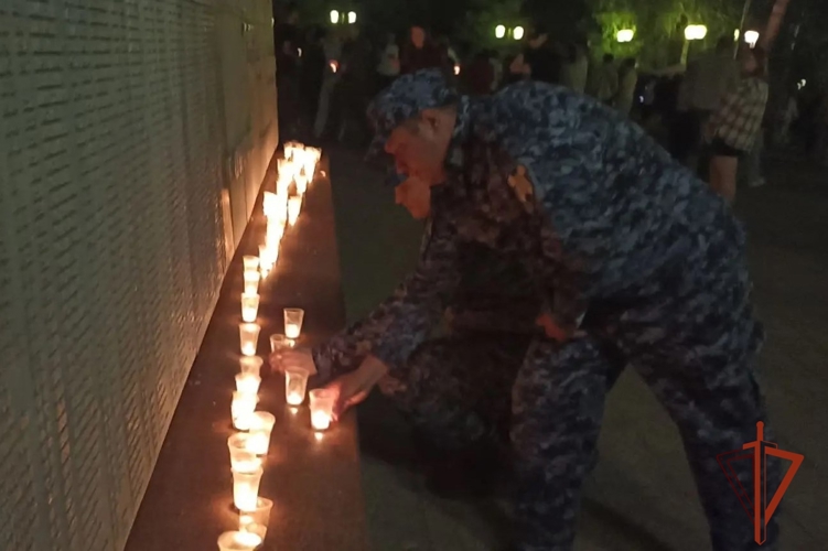 Росгвардейцы в Томске зажгли свечи в память о погибших в Великой Отечественной войне