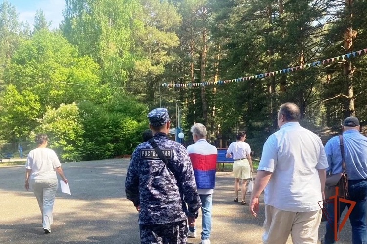 Сотрудники Росгвардии в Томской области проверяют безопасность детских оздоровительных лагерей