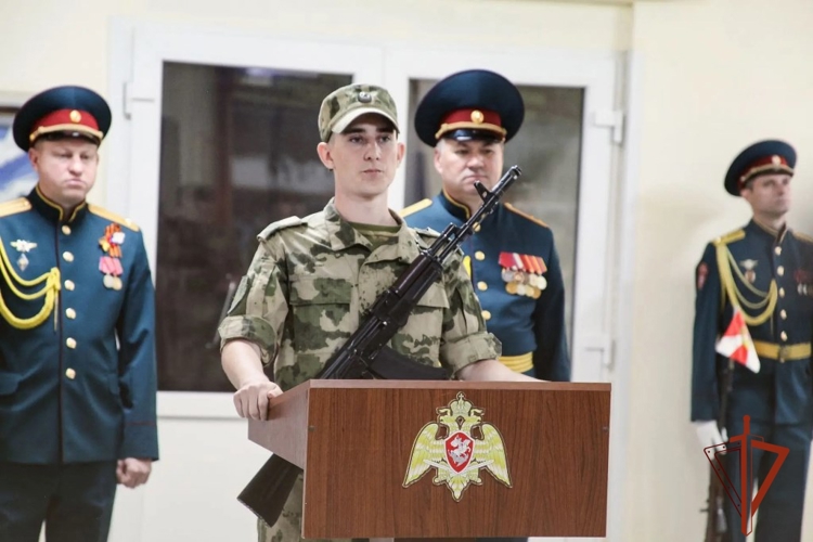 В северском соединении Росгвардии молодое пополнение приняло военную присягу
