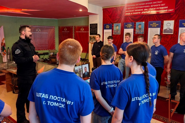 Воспитанникам Штаба Поста № 1 показали возможности спецподразделения Росгвардии в Томске накануне Дня России
