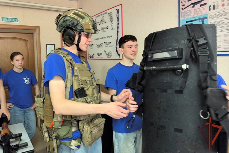 Воспитанникам Штаба Поста № 1 показали возможности спецподразделения Росгвардии в Томске накануне Дня России