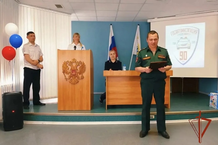 Росгвардейцы в Томской области поздравили сотрудников ГИБДД с 90-летним юбилеем