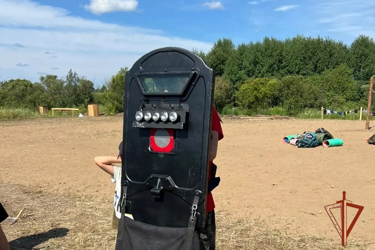 «Каникулы с Росгвардией» продолжают знакомить юных жителей Томской области с войсками правопорядка