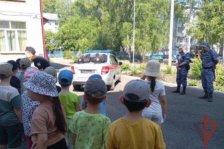 Росгвардейцы в Томске провели встречу с воспитанниками детского сада в рамках всероссийской акции