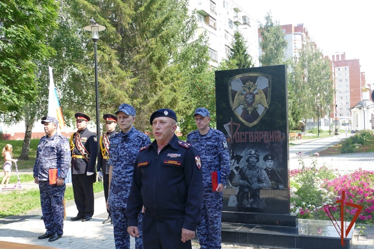 Сотрудники вневедомственной охраны в Томске торжественно приняли присягу у памятного знака Росгвардии  (видео)